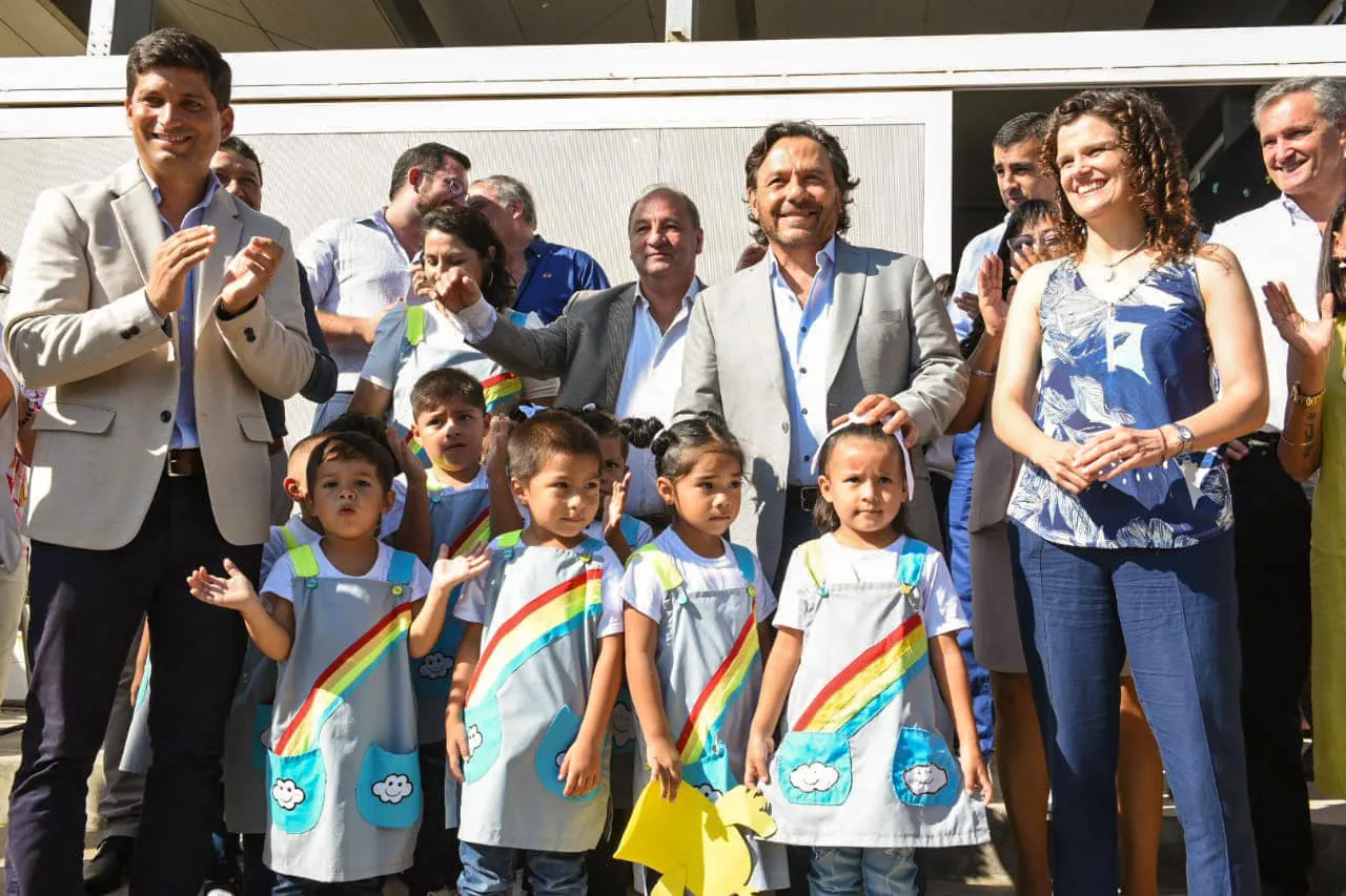 Sáenz con Lara Gros y Fiore inauguran escuela (1)