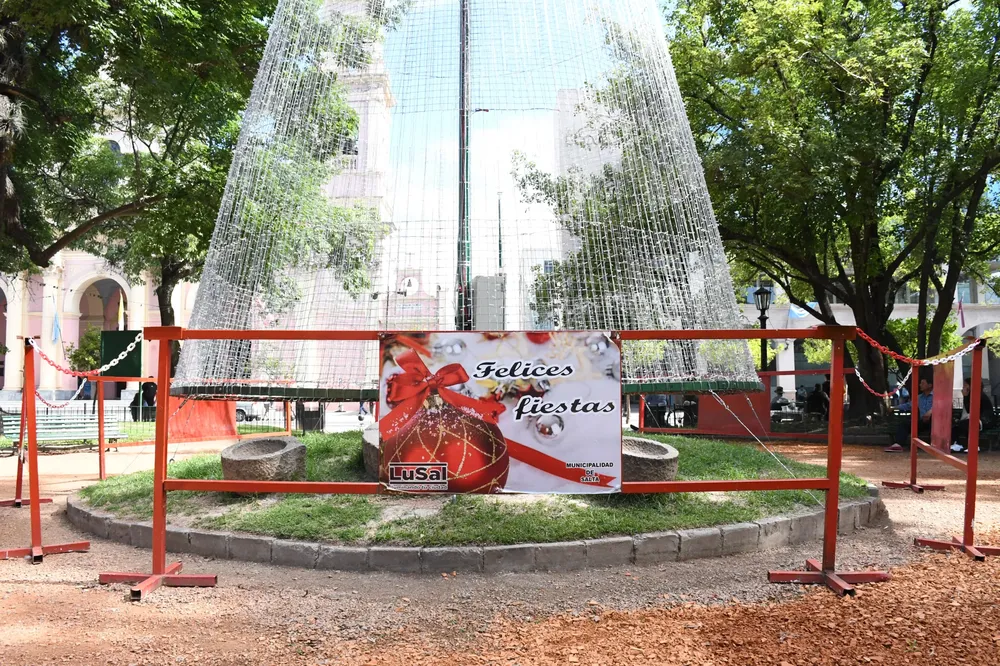 armado-arbol-de-navidad-plaza-9-de-julio-2-scaled