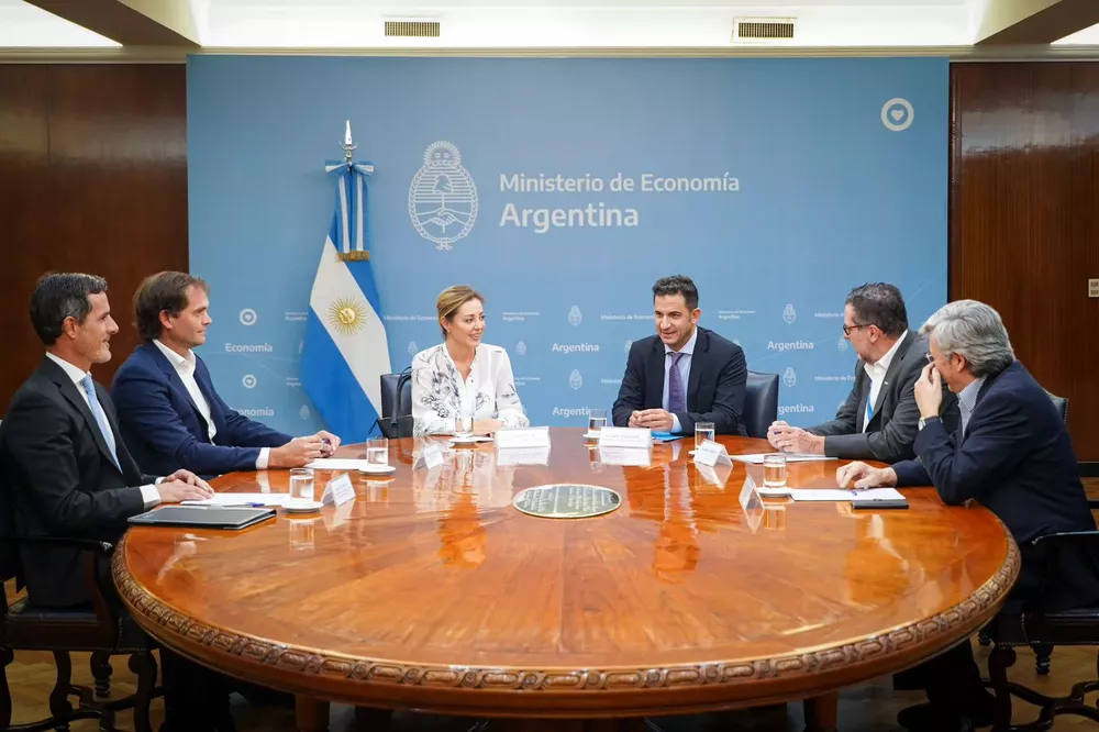 Flavia Royón con Massa y representantes de las petroleras