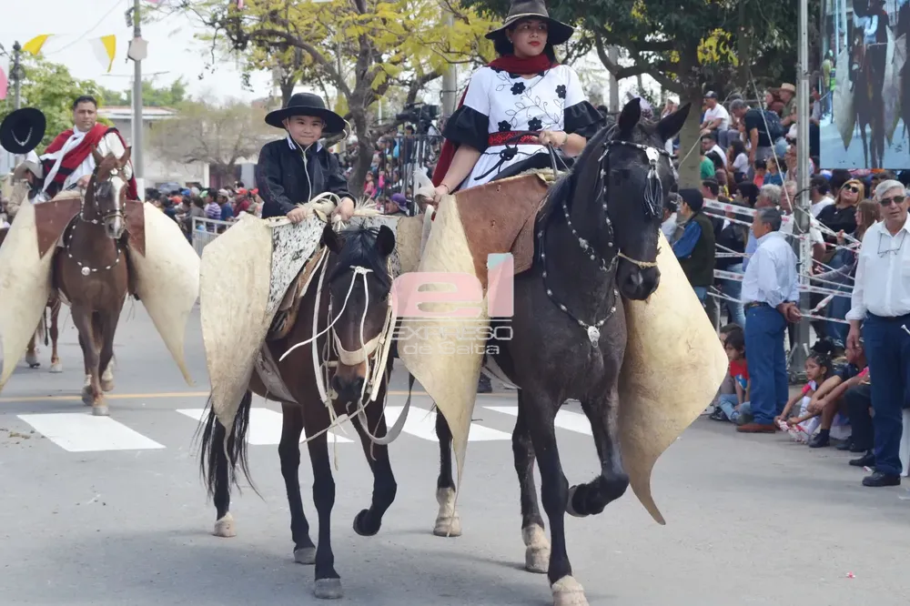 desfile Mamá y su hijo