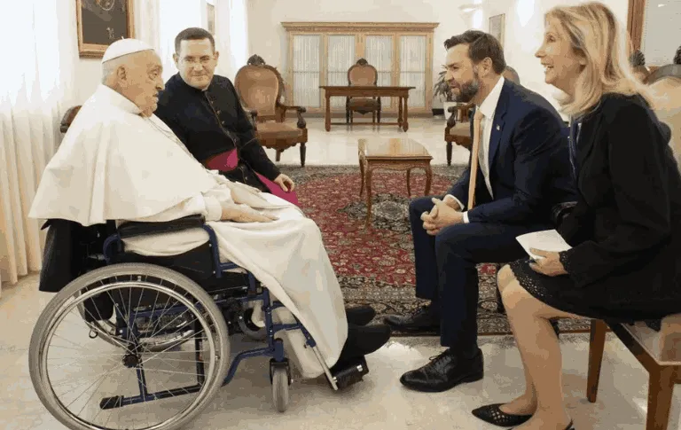 Papa recibió en su residencia de Santa Marta al vice de EEUU JD Vance