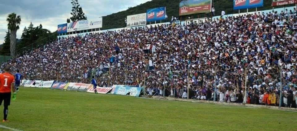 tribuna virrey con hinchas santos