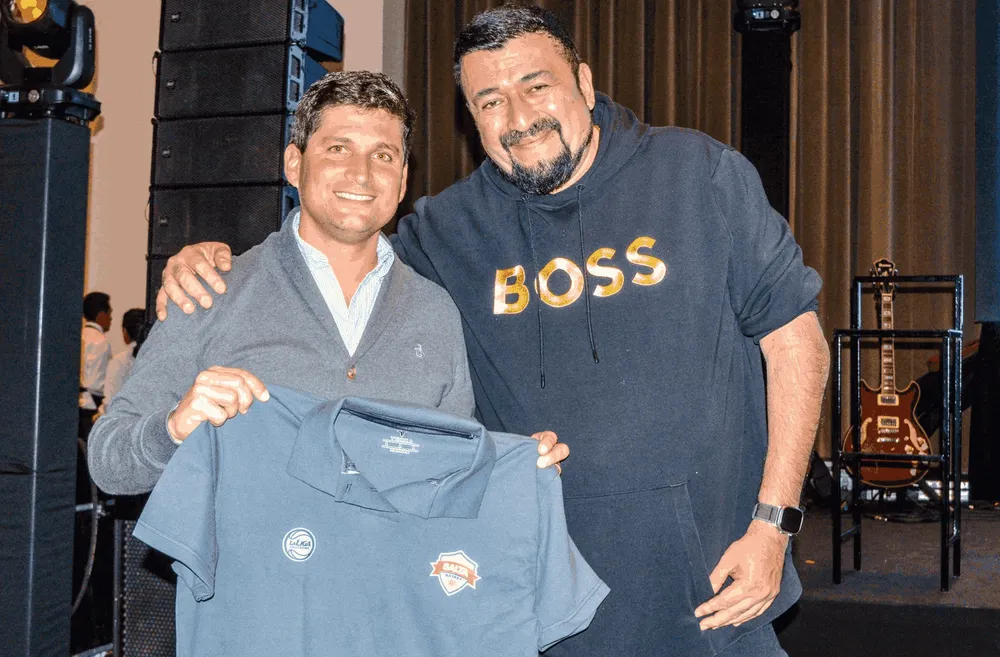 El intendente Baltasar Lara Gros también se llevó su camiseta