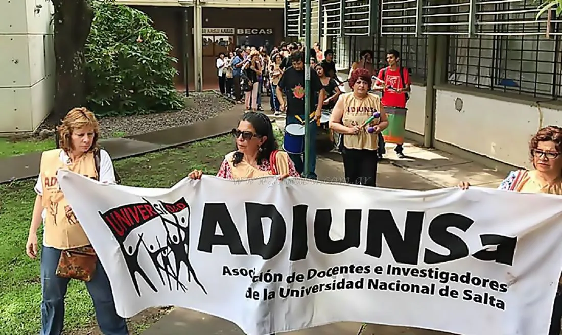 96116-docentes-universitarios-de-salta-piden-una-paritaria-del-80