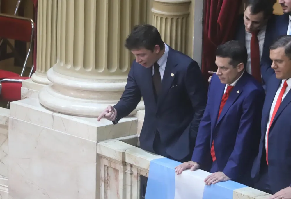 Santiago Caputo apuntando a Facundo Manes que pidió que habla de la estafa cripto