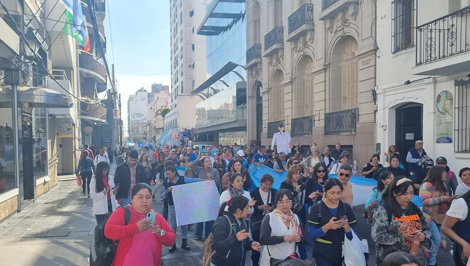 Miércoles de multitudinaria marcha en la ciudad (2)