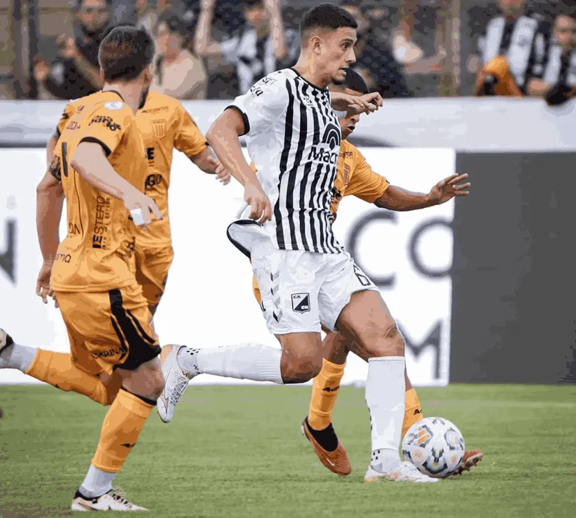 Juan Alvacete sale jugando ante tres rivales