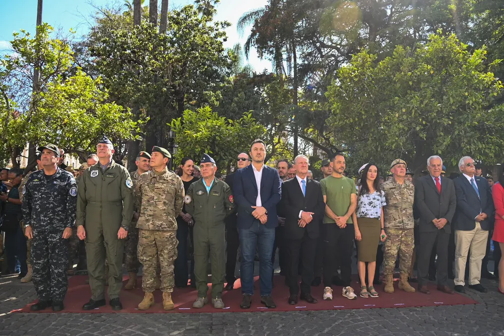 Luis Petri presenció el cambio de guardía frente al Cabildo Histórico (1)