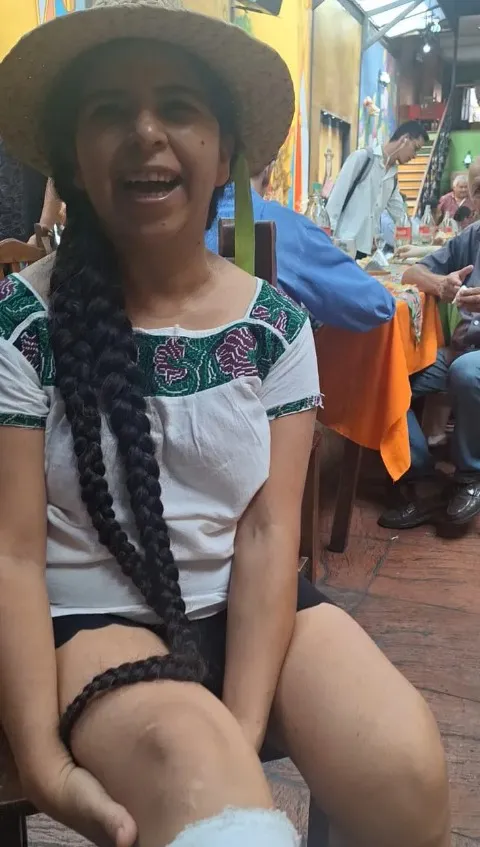 Mariana Mamaní con el tobillo enyesado