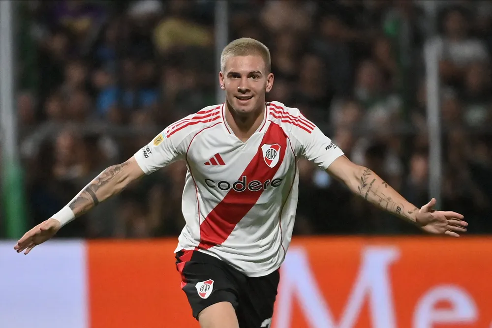 RIVER Mastantuono festeja su gol