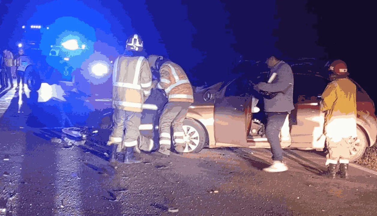ORÁN accidente de un automóvil contra una maquina excavadora 004