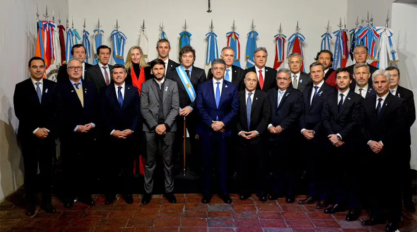 pacto-de-mayo-milei-y-gobernadores-.-milei-firmo-el-pacto-de-mayo-con-18-gobernadores-y-relanzo-su-gestion-en-busca-de-consenso-.-elpaisdiario.ar