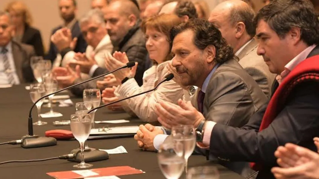 96210-saenz-celebro-la-incorporacion-y-aprobacion-de-la-reforma-impositiva-al-sector-tabacalero-en-la-ley-de-bases