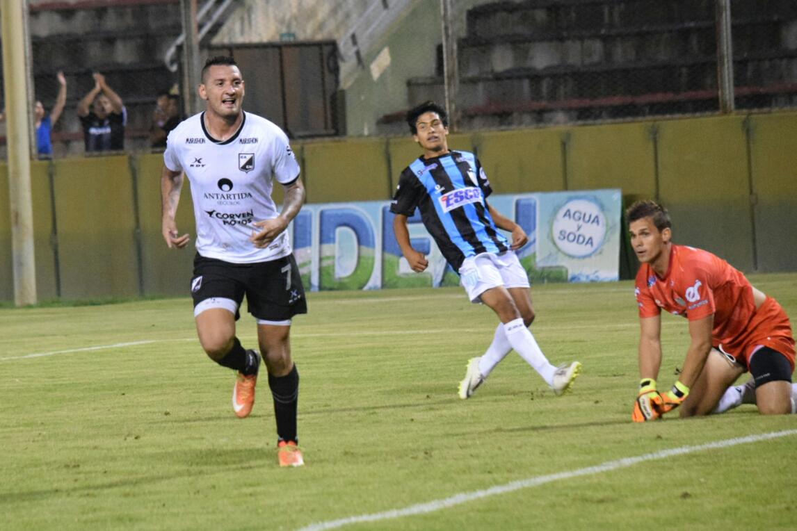 Gonzalo Ríos corre a festejar su gol- 003