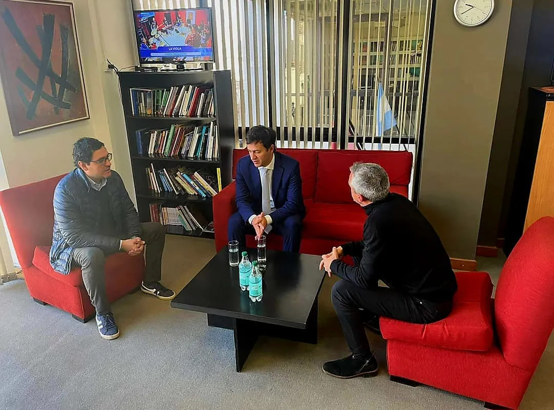 intendente Gustavo Solis reunido con autoridades