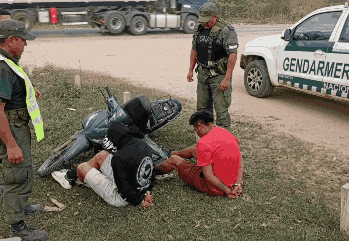 Gendarmería control de Caraparía descubren a dos sujetos con drogas