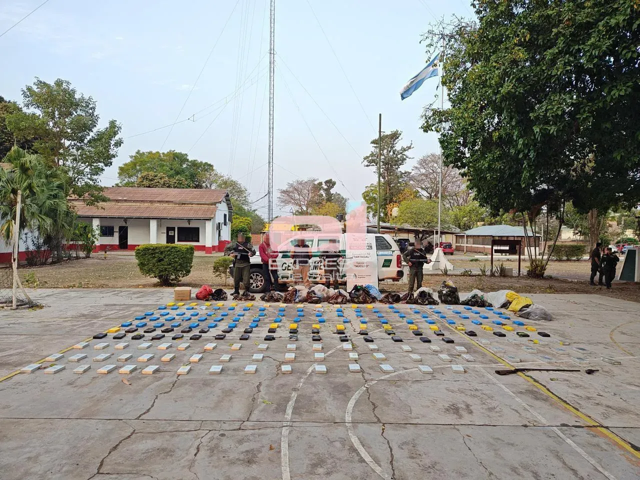 MOCHILEROS CON 200 KILOS EN EMBARCACIÓN