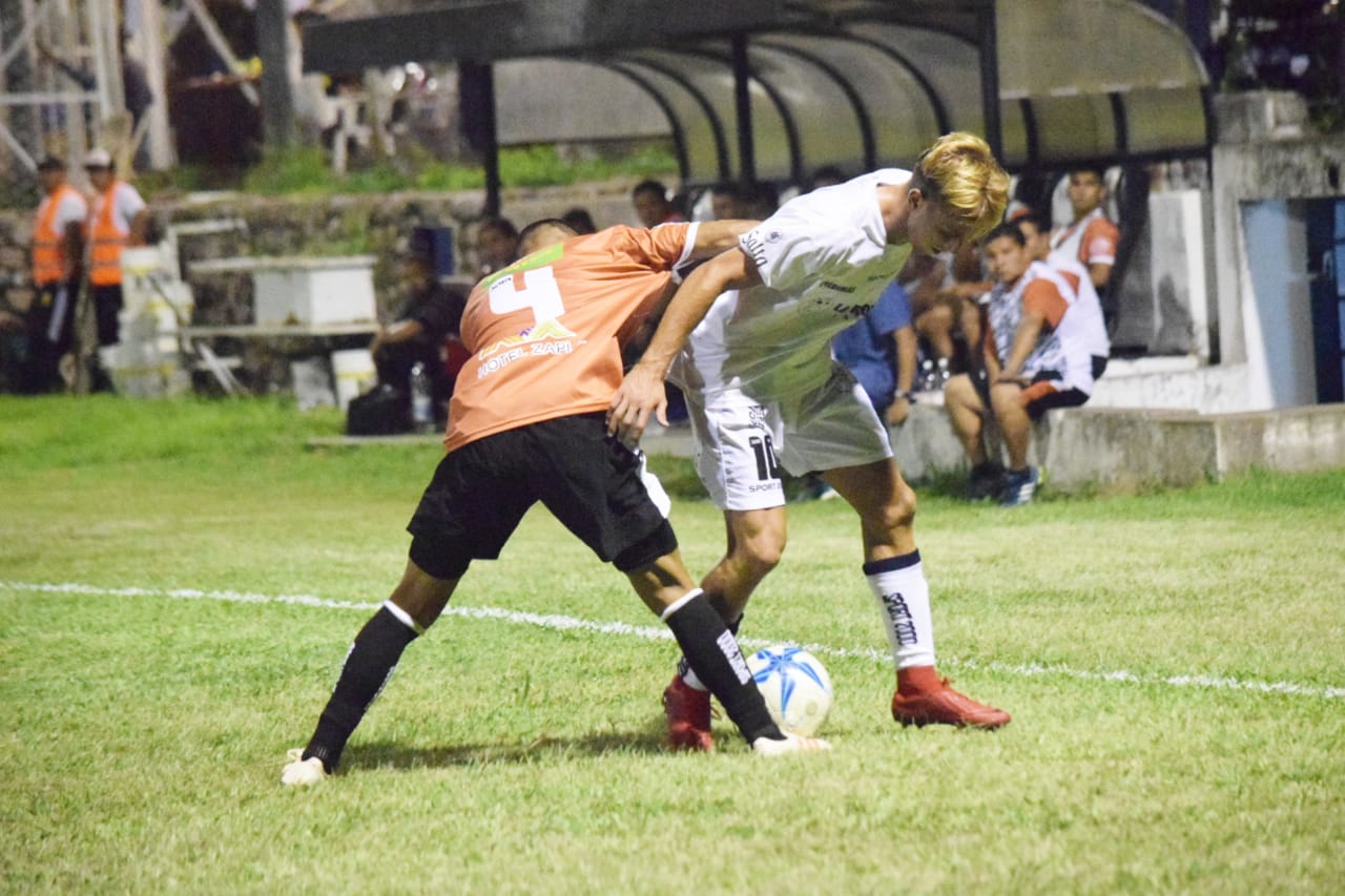 COPA ARGENTINA - Joaquín Mateo pelea la pelota con un rival