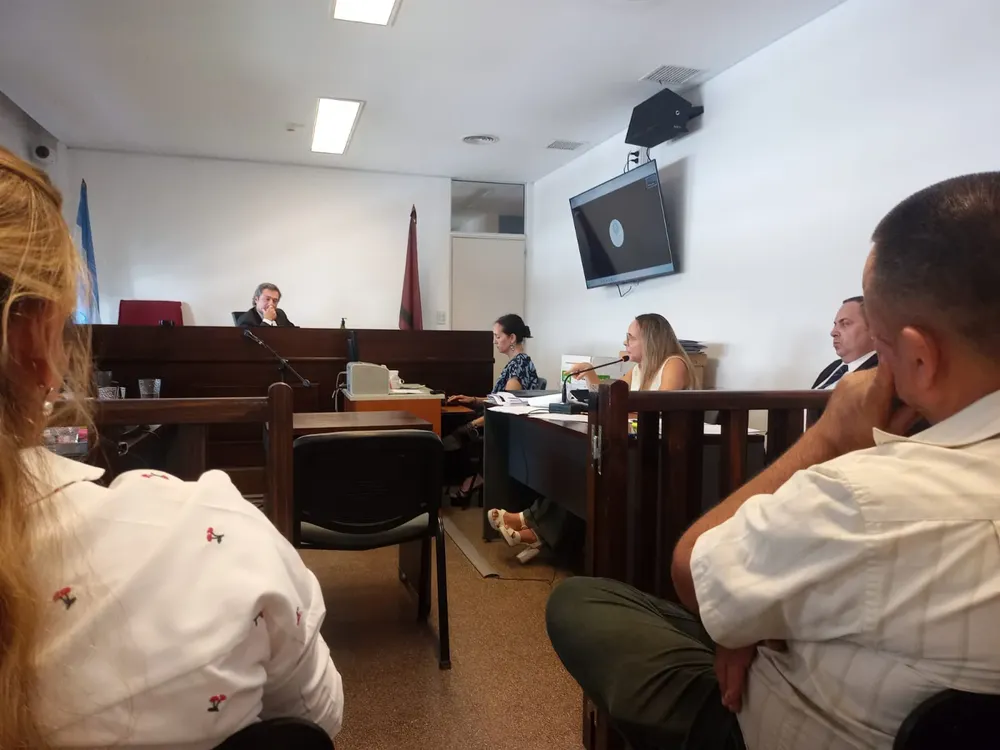 JUICIO A ADP- los hermanos Patricia y Raúl Dante Argañaraz atentos en una audiencia