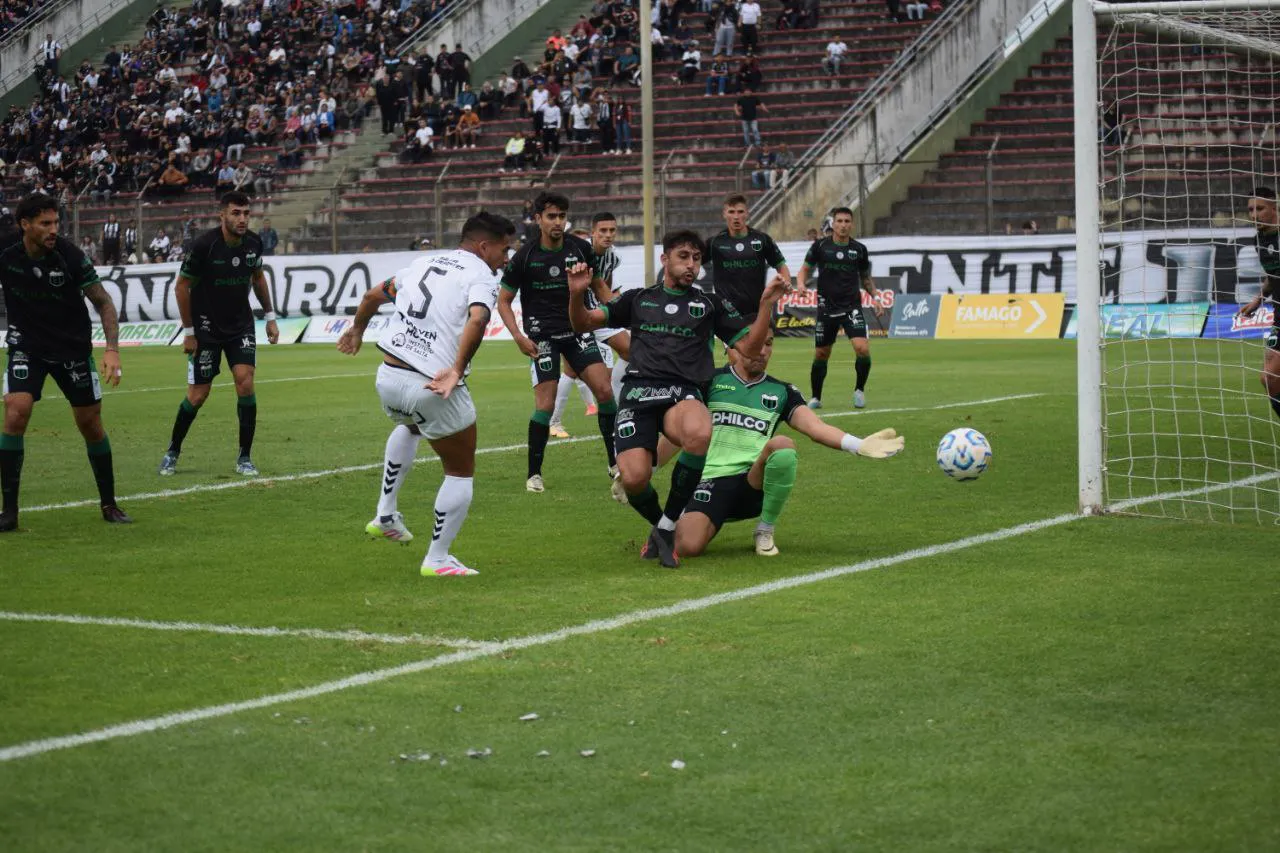 Emanuel Giménez pone en aprietos al arquero de N Chicago