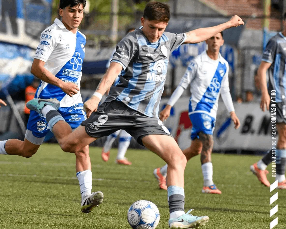 Lautaro Gordillo comenzó estrellando un pelotazo en el travesaño