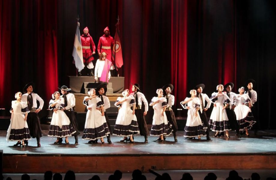 10500-orquesta-y-danza-en-la-gala-por-el-dia-de-la-independencia