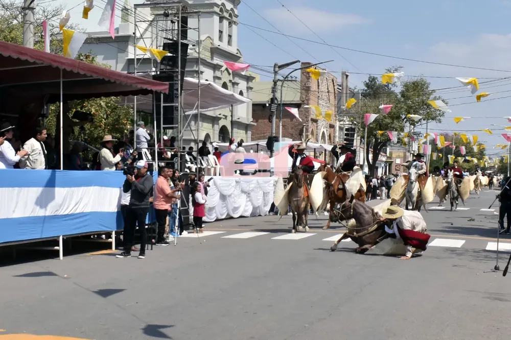 Un caballo resbala y tira a su jinete