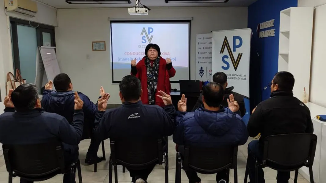 95753-seguridad-vial-capacito-a-conductores-de-la-veloz-del-norte